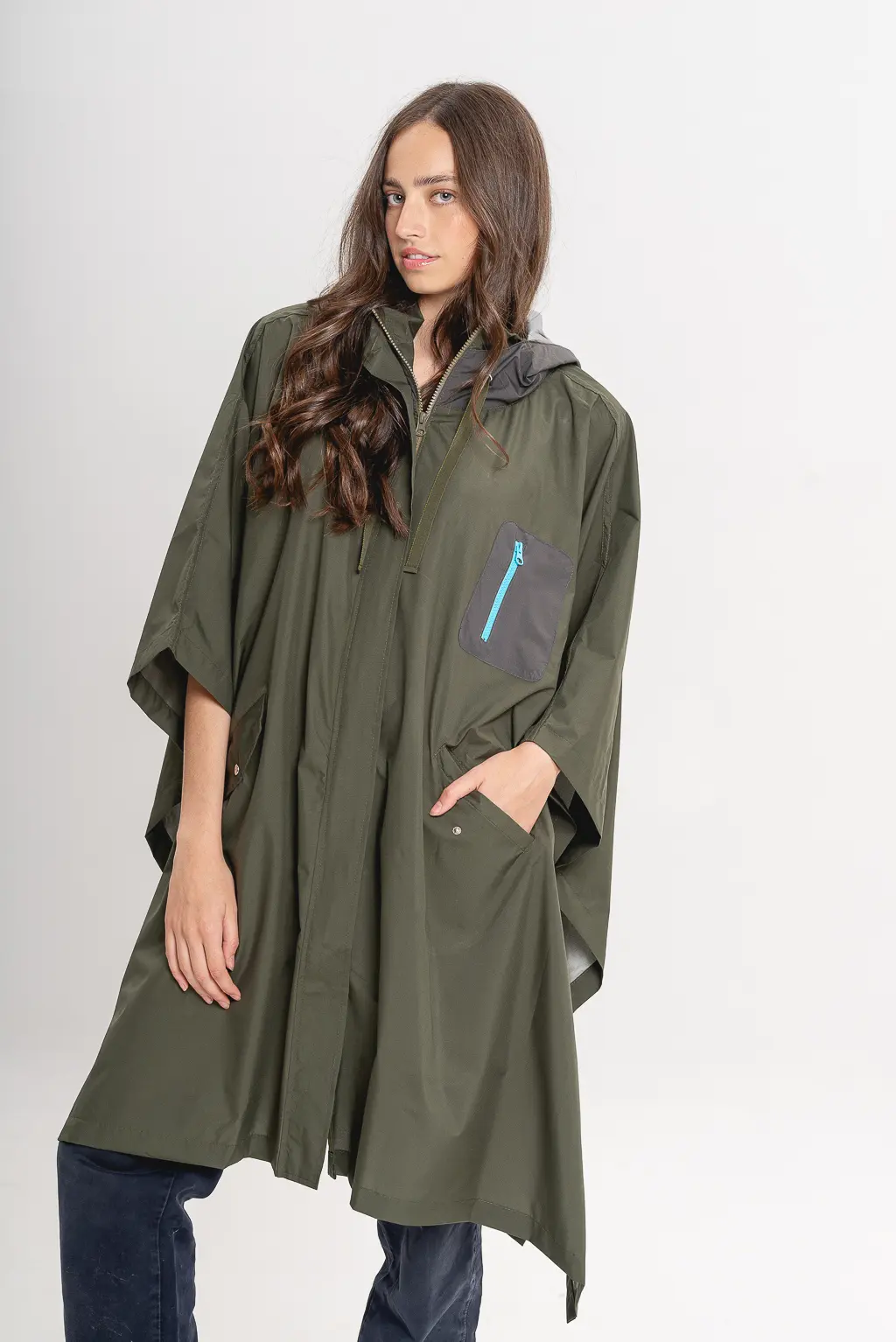 Poncho Lupe en color verde militar